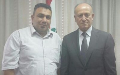 د. عبد العزيز طارقجي يسلم درع المركز العربي الأوروبي الى الوزير اشرف ريفي ود. زياد العجوز