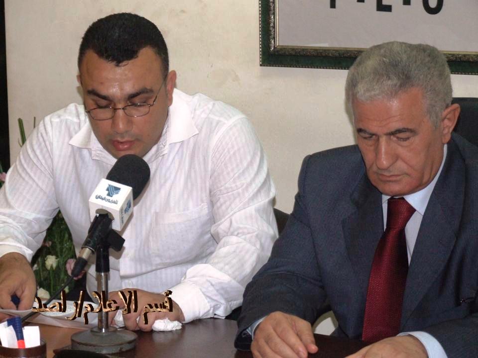 طارقجي  يسلم زكي  درع (راصد) للريادة الانسانيه
